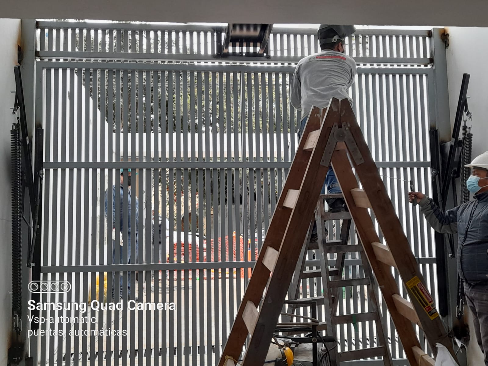 Portón levadizo metálico reja